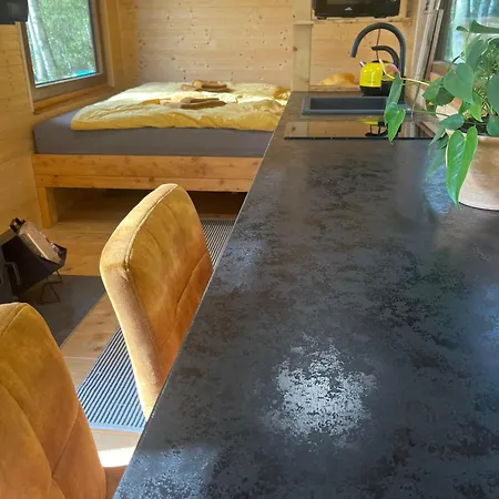 Glamping - Maringotka U Tobika مكان تخييم